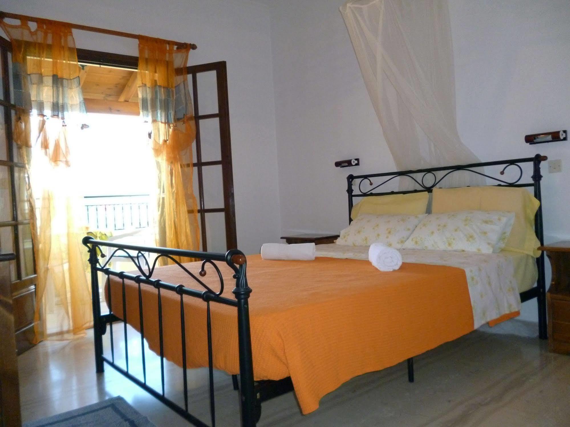 Villa Helen อาร์ริลลาส ภายนอก รูปภาพ